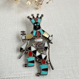 Zuni Apache Qaan Dancer Pin/Hänge av Lynette Laiwakete