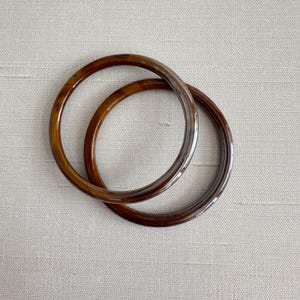 Peut inclure: Panneau en bois rustique avec l'inscription "Welcome to our home" en lettres blanches. Le panneau présente une finition vieillie et un design simple et accueillant, idéal pour la décoration.