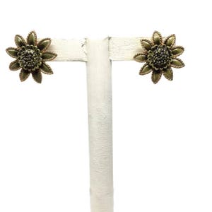 Flower Earrings 1950s Clip On Earrings, Mid Century Green Enamel Clip Ons, Daisy Earrings, Flower Jewelry, Vintage Jewelry, Vintage Earrings