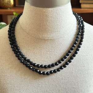 ヴィンテージ ブラック ガラス カメオ ダブルストランド ネックレス、コンバーチブル カメオ ペンダント/ブローチ、お揃いのイヤリング付き