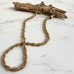 Vintage Monet goudkleurige ketting met gedraaid touw, veilige sluiting en keurmerk