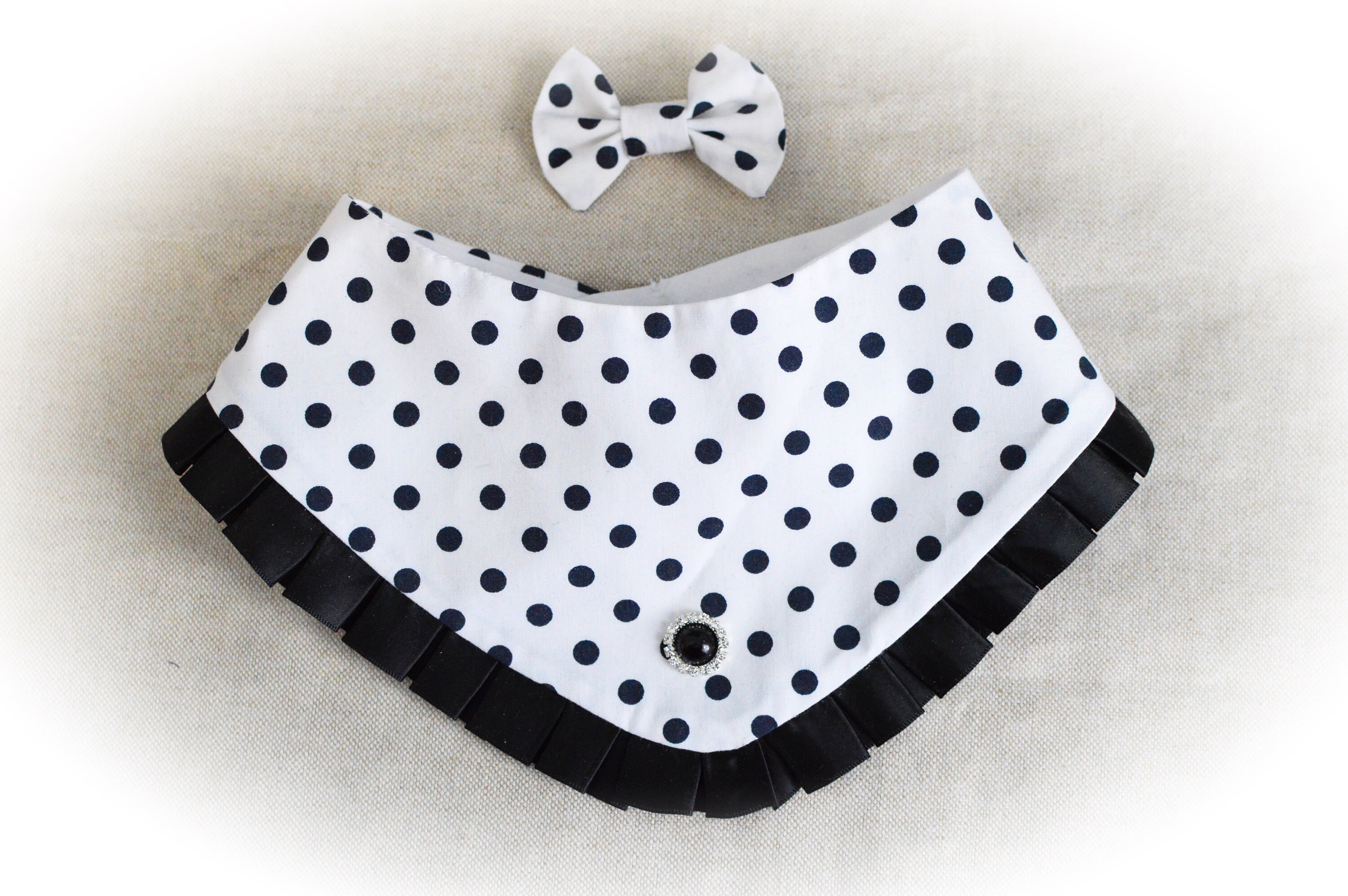 Chic Bandana Pour Chien & Chat Blanc Motif Pois Noir et Strass avec Noeud Assorti