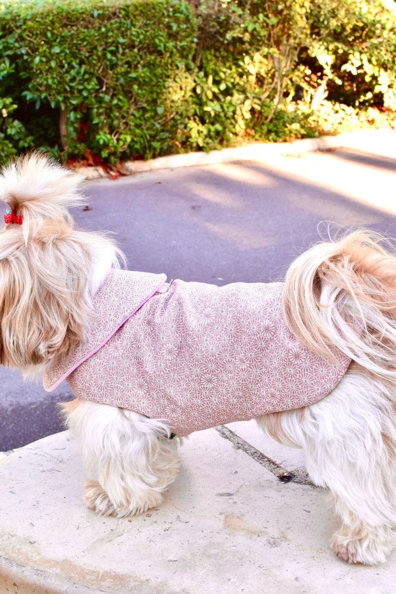 Manteau Rose Pour Chien Et Chat, Motif Fleur Blanche, Manteau Petit Chien, Accessoire Chaud Hiver Polaire, Manteau Sur Mesure image 1