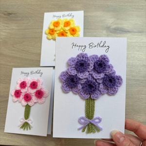 Carte de joyeux anniversaire avec bouquet de fleurs violettes au crochet - Personnalisation en option - 100 % recyclé - A6, carte de fleurs au crochet, carte de fleurs violettes