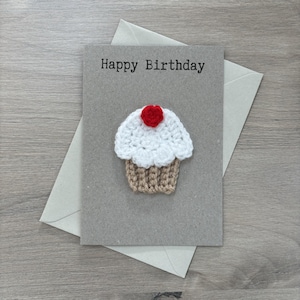 Carte d'anniversaire personnalisée 100 % recyclée au crochet A6, carte d'anniversaire cupcake, carte de joyeux anniversaire, carte de cupcake, carte d'anniversaire au crochet