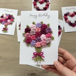 Carte de joyeux anniversaire florale au crochet - Personnalisation en option - 100 % recyclée - A6, carte d'anniversaire florale, carte de bouquet de fleurs, couronne de fleurs