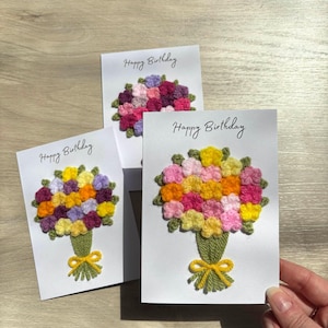Carte de joyeux anniversaire bouquet jaune et rose au crochet - Personnalisation en option - 100 % recyclé - A6, carte d'anniversaire florale, carte de bouquet