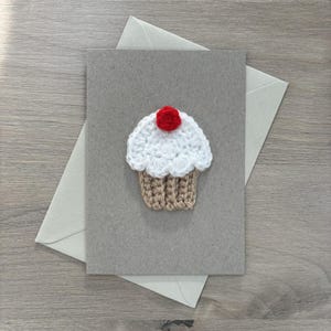 Carte de voeux 100 % recyclée Cupcake au crochet A6, carte d'anniversaire cupcake, carte recyclée, carte de cupcake, carte d'anniversaire au crochet