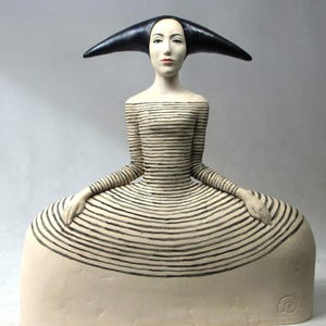 Rzeźba figurki kobiecej, figurka ceramiczna, rzeźba figurki kobiecej, obiekt artystyczny