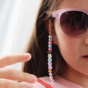 Porte-lunettes de soleil personnalisé pour enfants Cadeau personnalisé pour petite fille Lunettes de soleil pour enfants lanière Nom chaîne de lunettes perlées Collier de lunettes pour enfants image 2