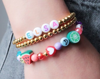Nom personnalisable bracelet perlé années 90 Bracelet tendance inspiré Mot personnalisé arc-en-ciel et bracelet de fruits Cadeau personnalisé Bijoux fille tendance