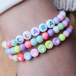 Benutzerdefiniertes Wort buntes Perlenarmband Personalisierte Freundschaftsarmbänder Buntes Herzarmband Regenbogen-Namensarmbänder Personalisiertes Geschenk