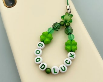 Charm de téléphone vert personnalisé Personnalisable St. Cadeau de la Saint-Patrick style années 90 charme de téléphone perlé Bracelet de téléphone Shamrock Cadeau de bonne chance