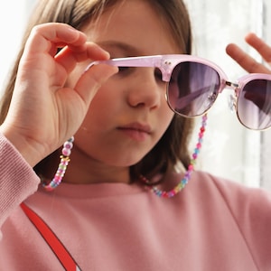 Porte-lunettes de soleil personnalisé pour enfants Cadeau personnalisé pour petite fille Lunettes de soleil pour enfants lanière Nom chaîne de lunettes perlées Collier de lunettes pour enfants image 3