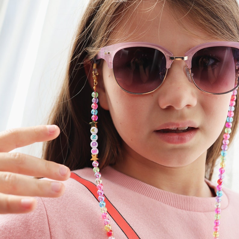 Porte-lunettes de soleil personnalisé pour enfants Cadeau personnalisé pour petite fille Lunettes de soleil pour enfants lanière Nom chaîne de lunettes perlées Collier de lunettes pour enfants image 2