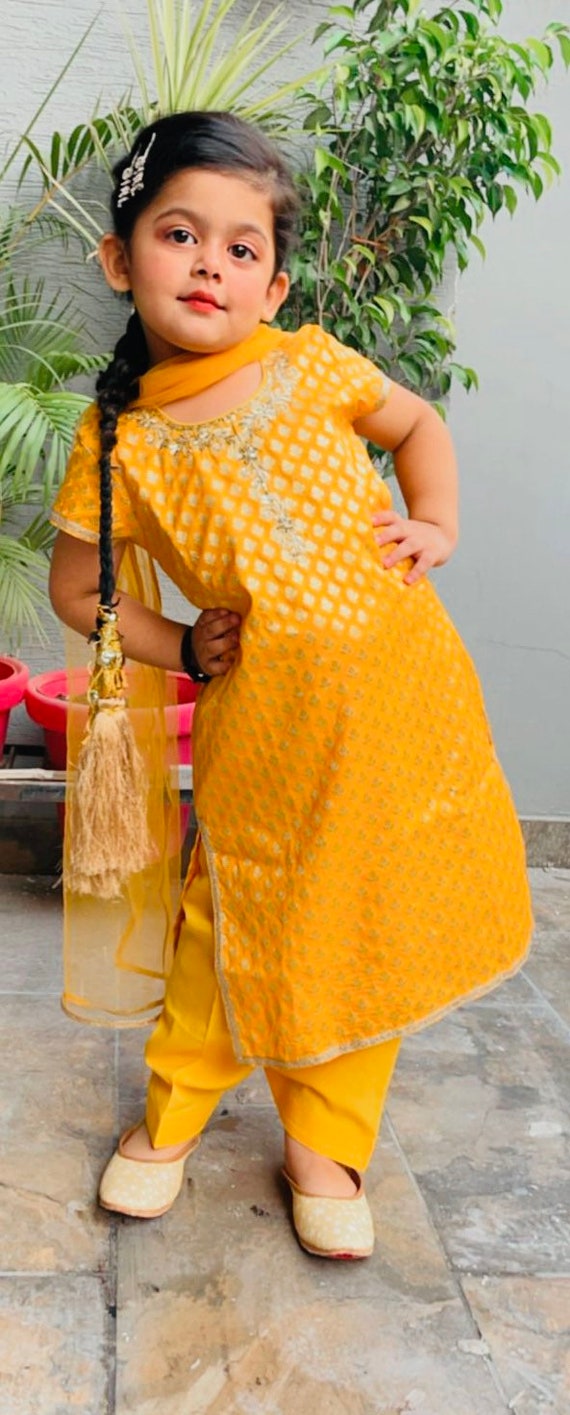 Woman in traditional Punjabi dress Stock Photo by ©imagedb_seller 32967937