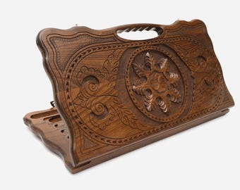 Engraved  animal Ornament Flake. Wooden Chess and Backgammon Board Set: Handmade Folding Travel Game
