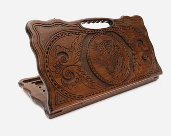 Engraved  animal Lynx. Wooden Chess and Backgammon Board Set: Handmade Folding Travel Game