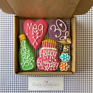 Caja de galletas de cumpleaños personalizada con la palabra "¡Felicidades!": Galletas glaseadas Royal Iced Biscuits, regalo pequeño para enviar por correo