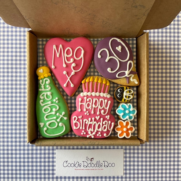 Caja de galletas de cumpleaños personalizada con la palabra "¡Felicidades!": Galletas glaseadas Royal Iced Biscuits, regalo pequeño para enviar por correo