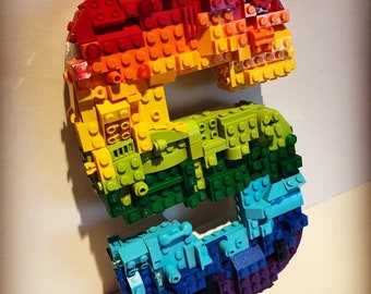 Lettera di mattoni Lettere di mosaico arcobaleno