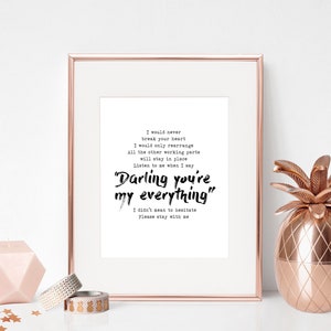Puede incluir: Una impresión enmarcada con el texto "Darling you're my everything" en escritura negra. Un recipiente en forma de piña de oro rosa y una vela geométrica rosa están a la derecha e izquierda. También hay cinta decorativa y confeti de estrellas.