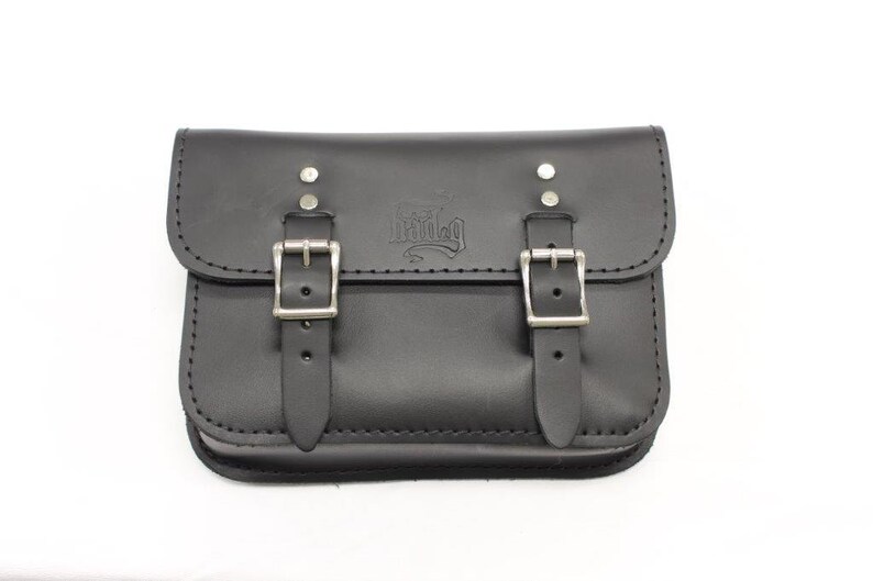 BOLT ON bag fits only /'06-Up Dynas with decorative trim on the battery cover. Hand Made in USA Black Cowhide Leather Dyna Battery Bag