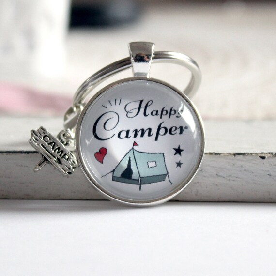 Happy Camper Schlüsselanhänger, mit Zelt und Charm Anhänger Campingschild, handgefertigtes kleines Geschenk für Campingfreunde Happy Camper Schlüsselanhänger, mit Zelt und Charm Anhänger Campingschild, handgefertigtes kleines Geschenk für Campingfreunde