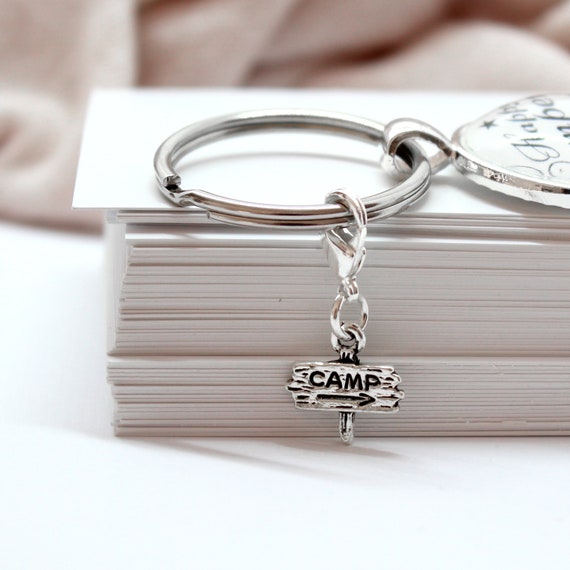 Schlüsselanhänger Camper, Happy Camper Geschenk, Anhänger mit Spruch Camper on tour und buntem Wohnwagen, Geschenkidee für Camper Schlüsselanhänger Camper, Happy Camper Geschenk, Anhänger mit Spruch Camper on tour und buntem Wohnwagen, Geschenkidee für Camper