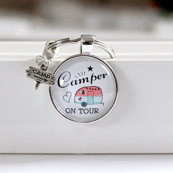 Schlüsselanhänger Camper, Happy Camper Geschenk, Anhänger mit Spruch Camper on tour und buntem Wohnwagen, Geschenkidee für Camper Schlüsselanhänger Camper, Happy Camper Geschenk, Anhänger mit Spruch Camper on tour und buntem Wohnwagen, Geschenkidee für Camper
