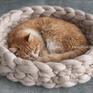 Handmade cat bed made from 100% merino wool / wool dog bed / cat basket / dog basket / wool pet bed / chunky knit pet bed / natural wool pet bed image 2