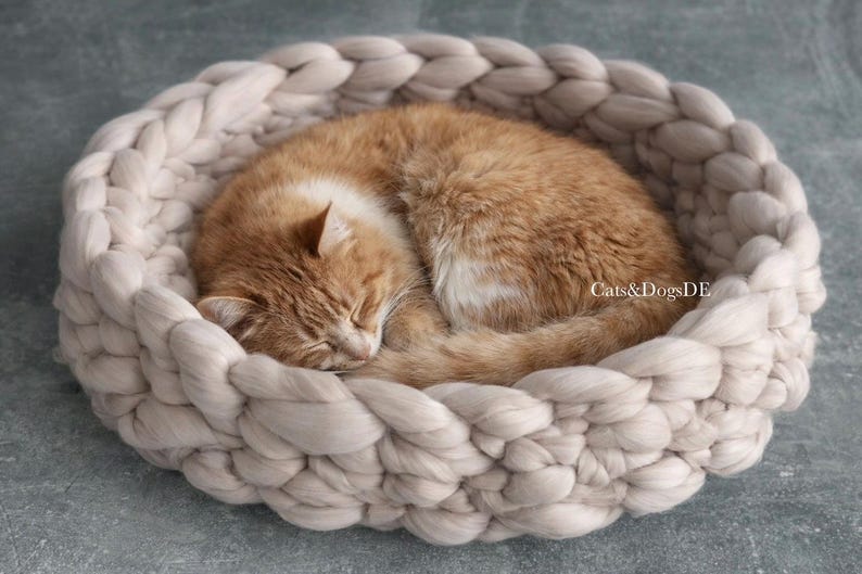 Handmade cat bed made from 100% merino wool / wool dog bed / cat basket / dog basket / wool pet bed / chunky knit pet bed / natural wool pet bed image 2