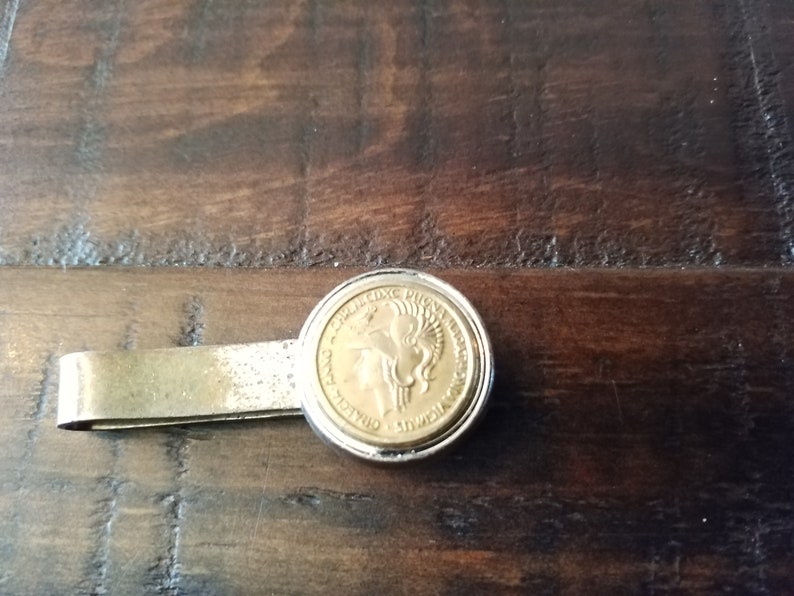 Vintage Antique 1950/'s To The 1960/'s Gold Coin And Silvertone Tie Bar With A Coin