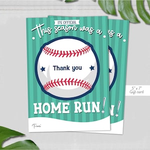 Könnte beinhalten: Eine grün-weiß gestreifte Karte mit einer Baseballgrafik und dem Text "ITS OFFICIAL This season was a HOME RUN!" und "Thank you" in der Mitte des Baseballs. Die Karte ist 5 Zoll mal 7 Zoll groß und eine Geschenkkarte.