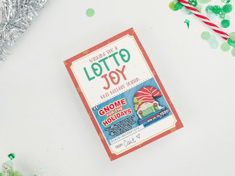 以下が含まれることがあります： ノームのイラストが描かれた、赤と白のクリスマスをテーマにしたスクラッチくじ。チケットには「Wishing you a Lotto Joy this holiday season.」と「Gnome for the Holidays.」と書かれている。また、「Win up to &yen;500!」と「From Cait.」という署名も書かれている。