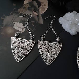 Boucles d'oreilles florales de bouclier gothique médiéval - Païenne, fantastique, sorcière, alternative, magie, Equinoxart
