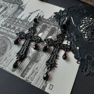 Boucles d'oreilles croix noire grenat et lustre en cristal - Gothique, Sorcière, alternative, Victorienne, Médiévale, Equinoxart