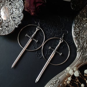 Boucles d&#39;oreilles créoles en argent avec épée - Witchy, warior, pagan, viking, alternative, goth, gothique, médiéval, Equinoxart
