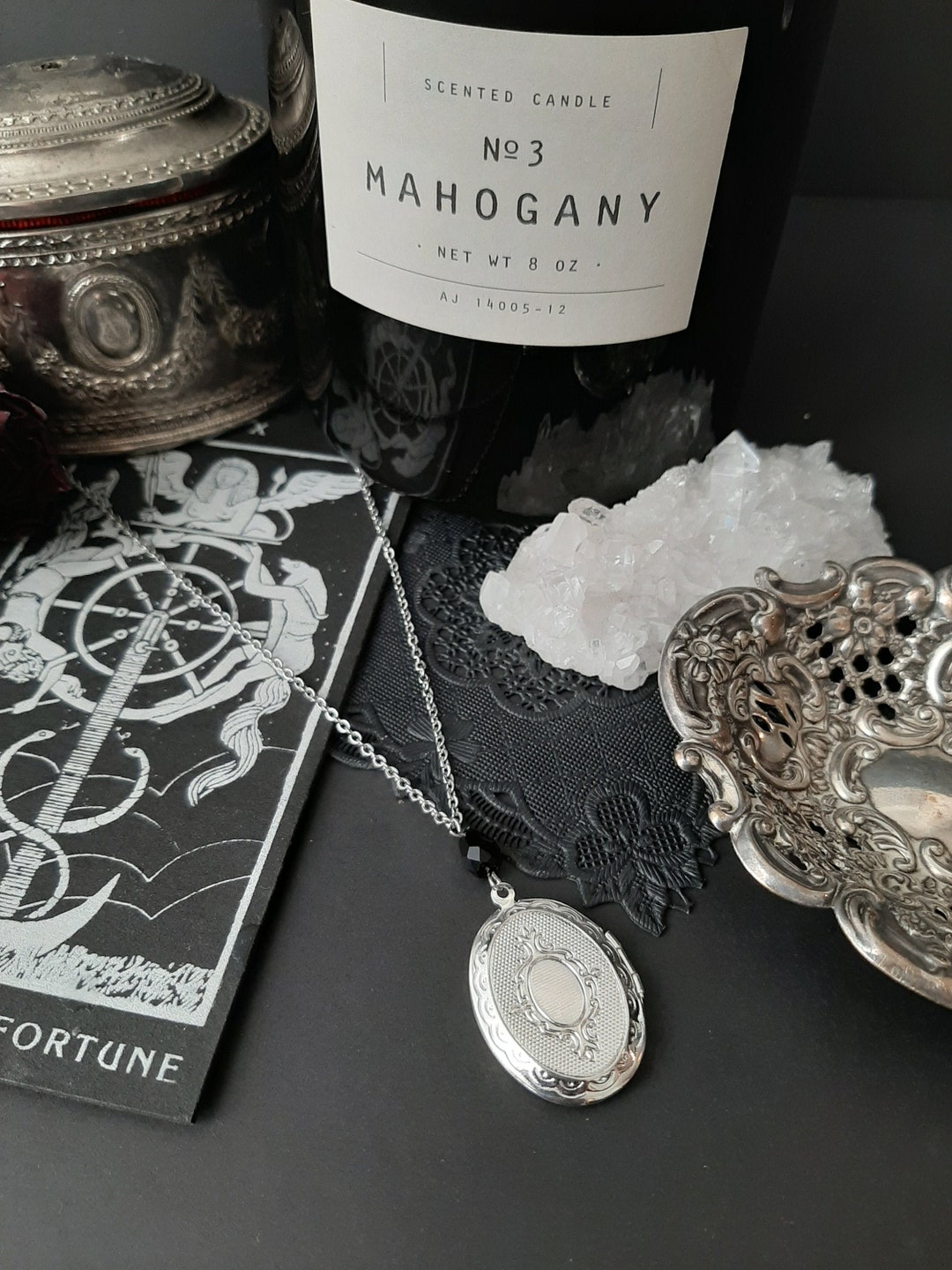 Collier Pendentif Gothique Victorien – Bleu Velours Avec Finition Argent Noircis – Vintage