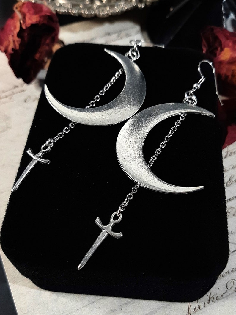 Boucles d'oreilles poignard lune sorcière, céleste, alternative, goth, gothique, bohème, Equinoxart image 4