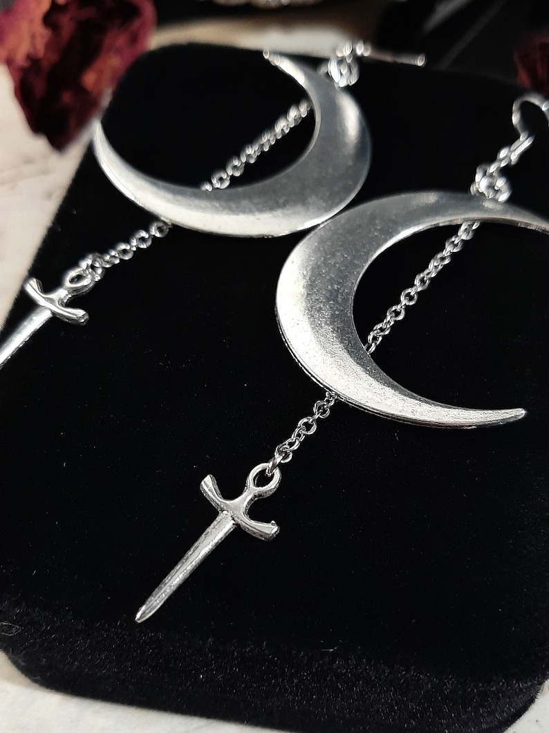 Boucles d'oreilles poignard lune sorcière, céleste, alternative, goth, gothique, bohème, Equinoxart image 2