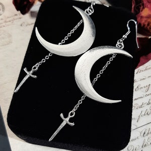 Boucles d'oreilles poignard lune sorcière, céleste, alternative, goth, gothique, bohème, Equinoxart image 1