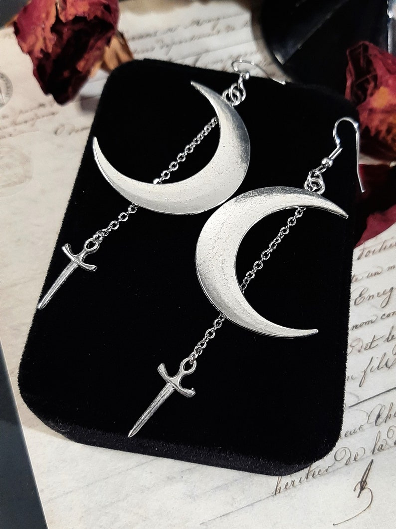 Boucles d'oreilles poignard lune sorcière, céleste, alternative, goth, gothique, bohème, Equinoxart image 1