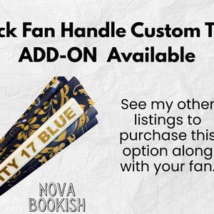 K&ouml;nnte beinhalten: Ein Clack-F&auml;chergriff mit dem in Gold auf cremefarbenem Untergrund gedruckten Text CITY 17 BLUE. Der F&auml;cher zeigt einen dunkelblauen Stoff mit goldenem Blumenmuster. Der Text auf dem Bild lautet Clack Fan Handle Custom Text ADD-ON Available, NOVA BOOKISH und See my other listings to purchase this option along with your fan.