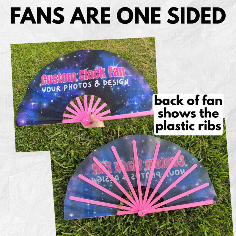 K&ouml;nnte beinhalten: Zwei Handf&auml;cher mit Galaxie-Druck in Blau-, Lila- und Schwarzt&ouml;nen. Der Text "Custom Clack Fan YOUR PHOTOS & DESIGN" ist auf der Vorderseite aufgedruckt. Die R&uuml;ckseite zeigt rosa Kunststoffrippen. Text auf dem Bild: FANS ARE ONE SIDED, back of fan shows the plastic ribs.
