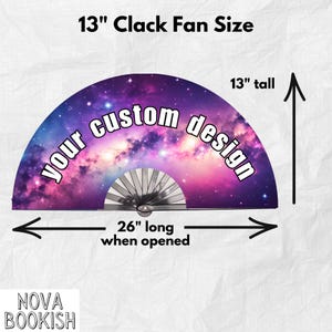 K&ouml;nnte beinhalten: Ein F&auml;cher mit lila-rosa Galaxie-Druck und dem Text 'your custom design'. Der F&auml;cher ist 33 cm hoch und 66 cm lang, wenn er ge&ouml;ffnet ist. Der Text '13" Clack Fan Size' und 'NOVA BOOKISH' sind ebenfalls auf dem Bild zu sehen.