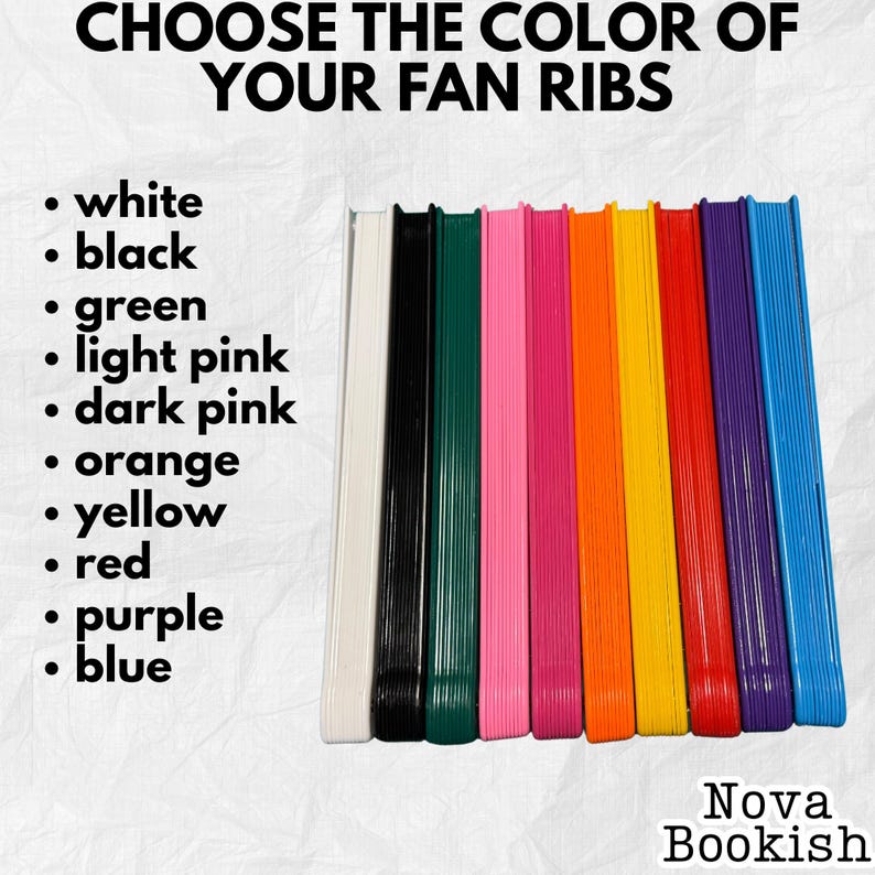 K&ouml;nnte beinhalten: Eine Sammlung von zehn gefalteten F&auml;cherrippen, die nebeneinander in Wei&szlig;, Schwarz, Gr&uuml;n, Hellrosa, Dunkelrosa, Orange, Gelb, Rot, Lila und Blau angeordnet sind. Der Text lautet CHOOSE THE COLOR OF YOUR FAN RIBS und Nova Bookish.