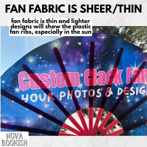 K&ouml;nnte beinhalten: Ein Faltf&auml;cher mit Galaxie-Druck, Sternen und Nebelwolken. Der F&auml;cher hat pinkfarbene Kunststoffrippen und den Text: FAN FABRIC IS SHEER/THIN, fan fabric is thin and lighter designs will show the plastic fan ribs, Custom Clack Fan, YOUR PHOTOS & DESIGNS sowie NOVA BOOKISH.