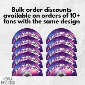 K&ouml;nnte beinhalten: Zehn Faltf&auml;cher in zwei Spalten angeordnet, jeder mit einem violetten und rosafarbenen Galaxie-Druck. Der Text 'your custom design' ist in Wei&szlig; auf jedem F&auml;cher aufgedruckt. Der Text oben lautet: 'Bulk order discounts available on orders of 10+ fans with the same design'.