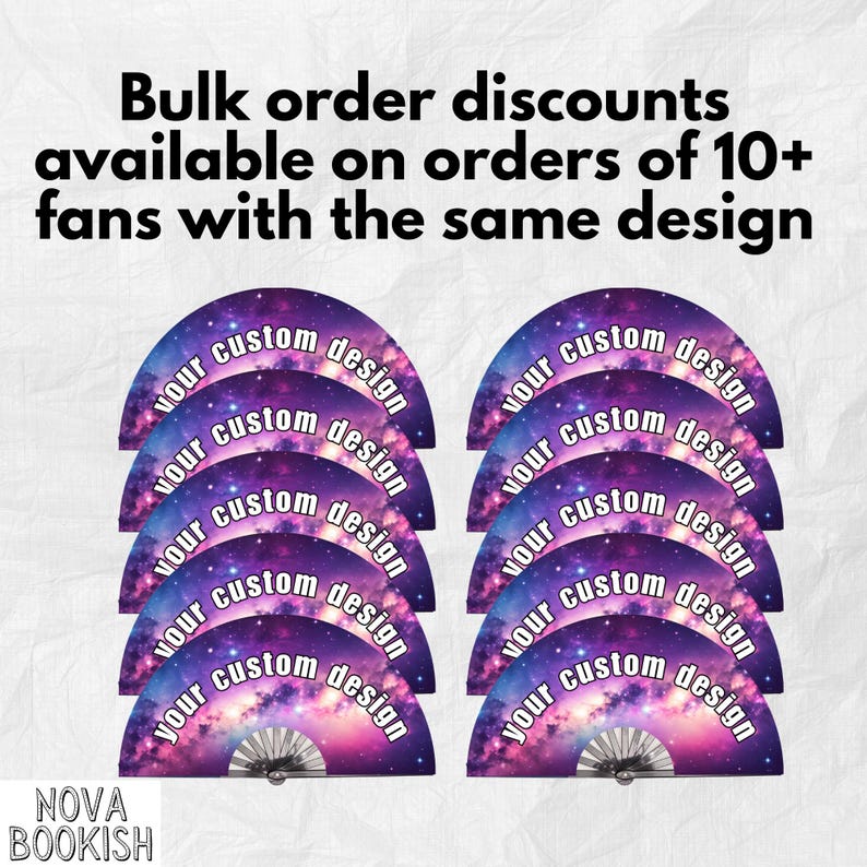 K&ouml;nnte beinhalten: Zehn Faltf&auml;cher in zwei Spalten angeordnet, jeder mit einem violetten und rosafarbenen Galaxie-Druck. Der Text 'your custom design' ist in Wei&szlig; auf jedem F&auml;cher aufgedruckt. Der Text oben lautet: 'Bulk order discounts available on orders of 10+ fans with the same design'.